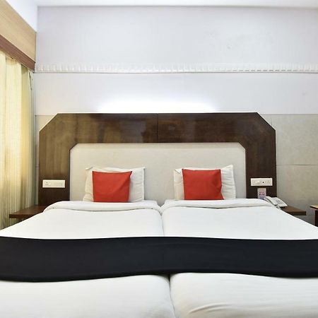 Capital O 44358 Hotel Vihar Deluxe Ratnāgiri エクステリア 写真